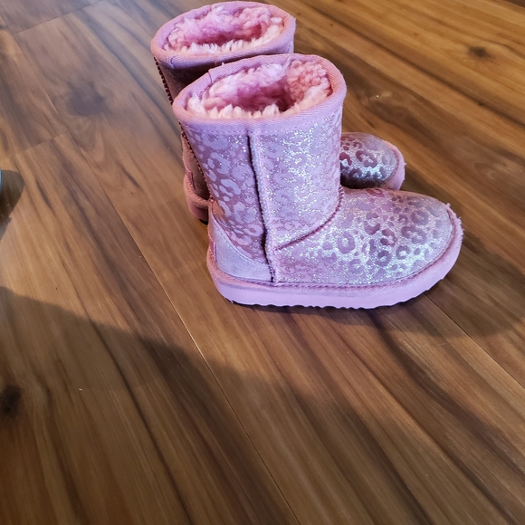 UGG kids boots size 8.  Pink Sparkly Cheetah print - Picture 3 of 7